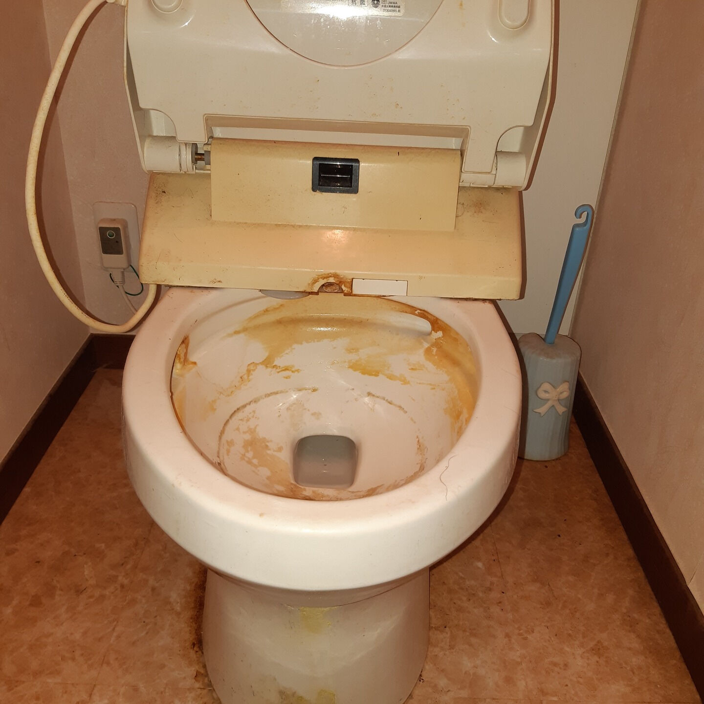 「弊社のトイレクリーニングサービスでは、頑固にこびりついた尿
