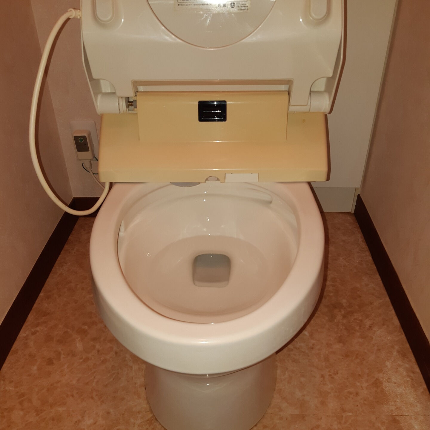 「弊社のトイレクリーニングサービスでは、頑固にこびりついた尿