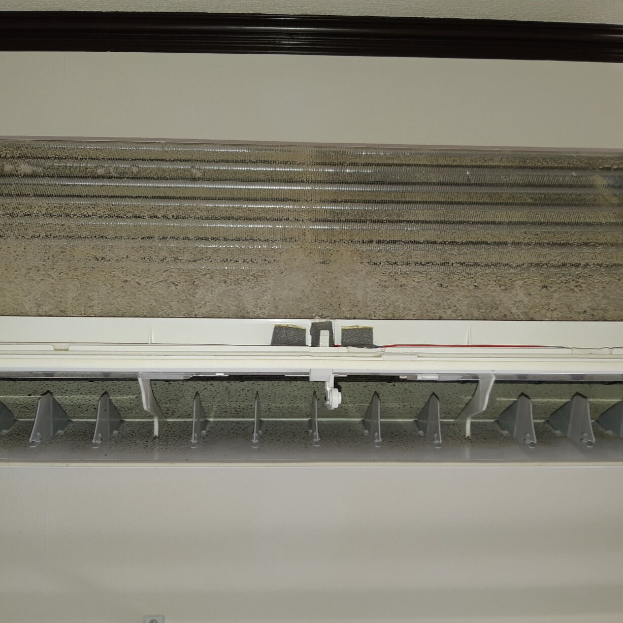 【プロのお掃除で快適さを取り戻す】お掃除機能付きエアコンをお