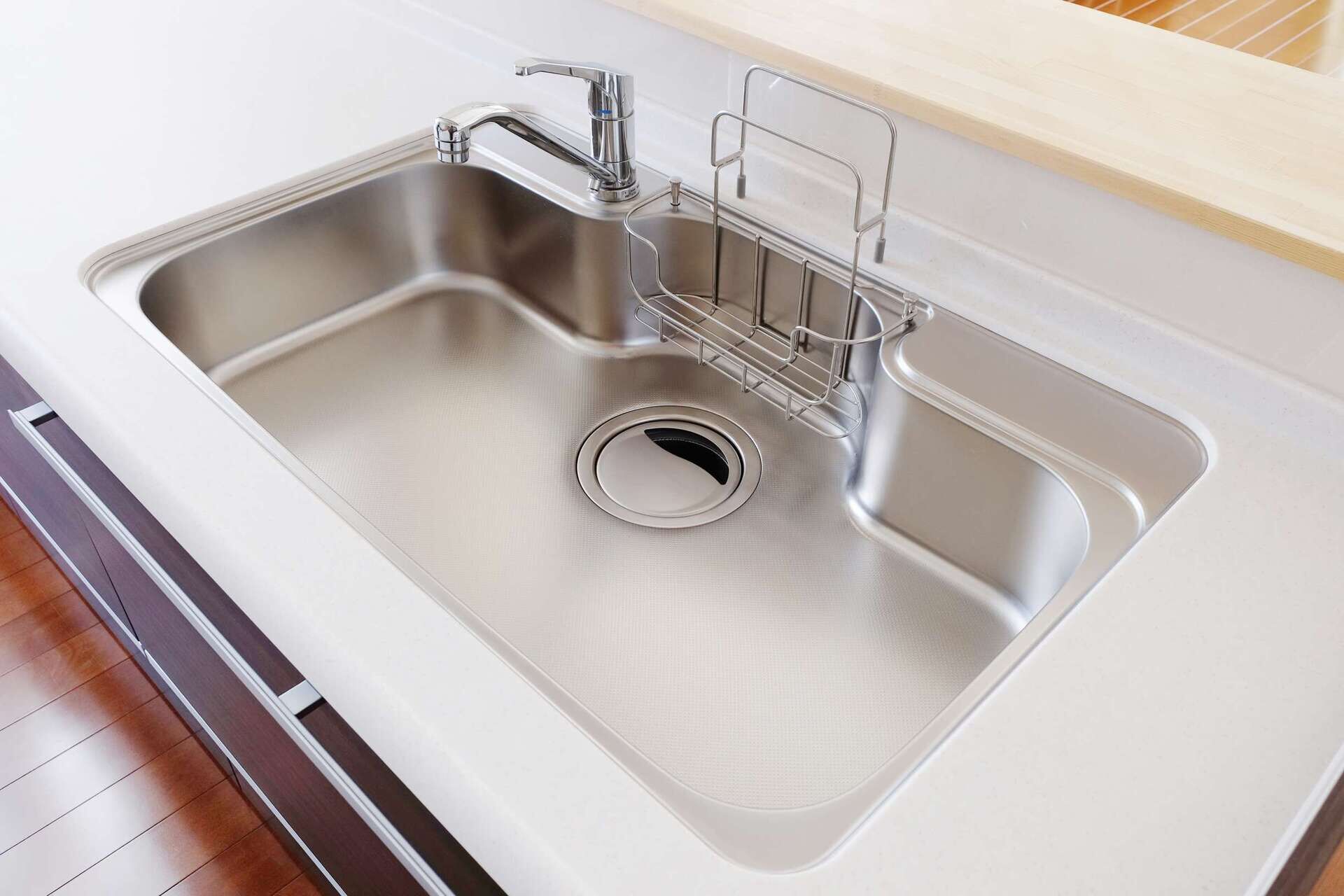 汚れが目立つ水まわりをコーティング